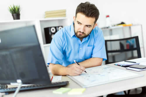Manager setting up a project to minimize risk